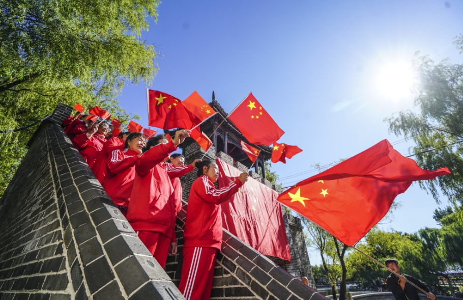 国庆假期第一天，，，，，葫芦古镇欢唱国歌其乐融融~_永信贵宾会217动态_辽宁永信贵宾会217控股集团