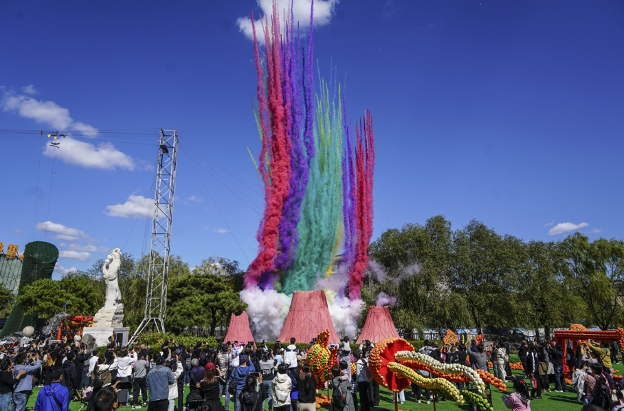 国庆假期第一天，，，，，葫芦古镇欢唱国歌其乐融融~_永信贵宾会217动态_辽宁永信贵宾会217控股集团